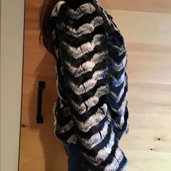 BOSTON PROPER FAUX FUR COLLARLESS STYLE - Picture 5 of 9